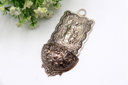 Pia de água benta em prata com relevos cartela para monograma e anjo da Guarda